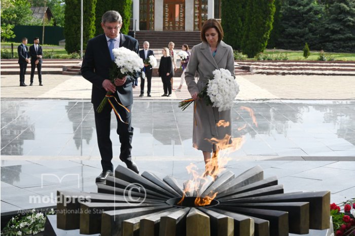 Moldova's leadership lays flowers at Eternity memorial complex, to commemorate people dead in World War II 