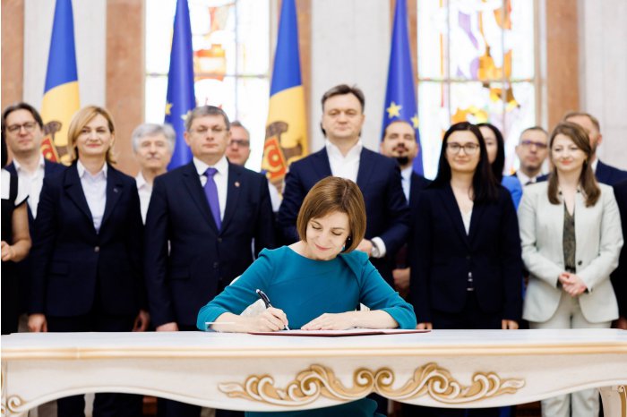 Președinta Maia Sandu a semnat Decretul privind inițierea negocierilor de aderare la UE: „Moldova - membră a Uniunii Europene - este singura cale de dezvoltare prin care vom asigura pacea, bunăstarea și o viață mai bună pentru toți cetățenii”