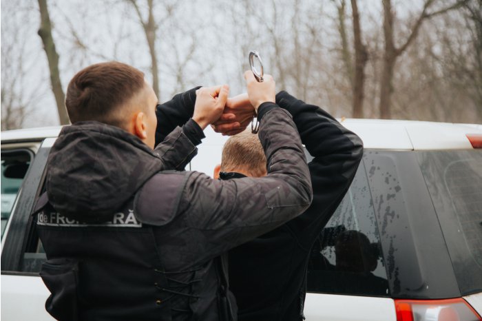Un bărbat din Dubăsari, reținut în flagrant în timp ce transporta ilegal șapte cetățeni ucraineni