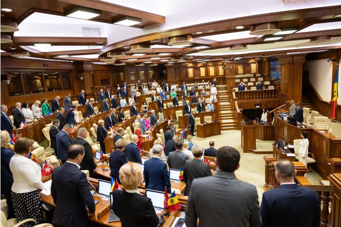 Пленарное заседание парламента началось минутой молчания в память о писателе Спиридоне Вангели 