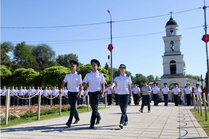 Ceremonie solemnă la Academia Militară „Alexendru cel Bun”: 67 de absolvenți au primit gradul de locotenent.  Igor Grosu: „Vor avea misiunea nobilă de a proteja suveranitatea, integritatea și independența R. Moldova”