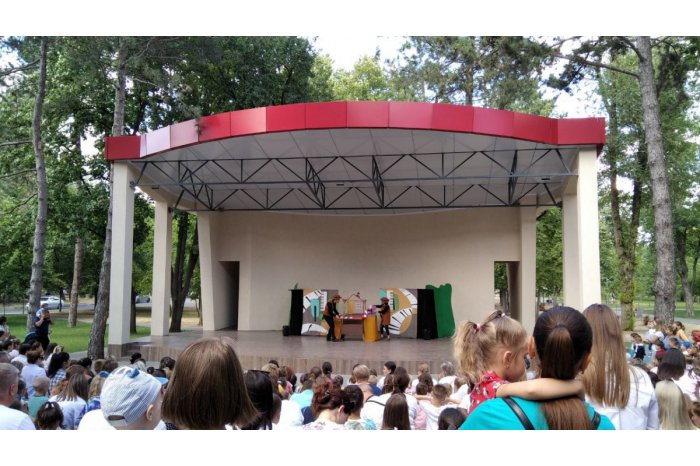 FRAC invită la teatru în parc. Festivalul Românesc