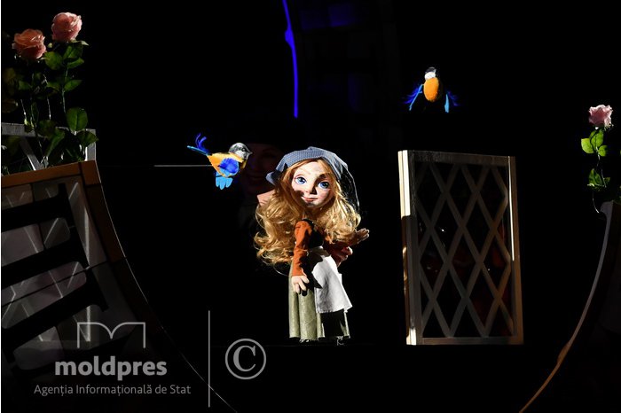 FOTO La Teatrul de Păpuși „Licurici” a avut loc premiera piesei „Cenușăreasa” - spectacol realizat în limba ucraineană