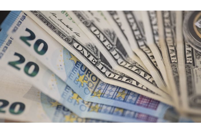 Moneda unică europeană începe săptămâna cu o ieftinire de 12 bani
