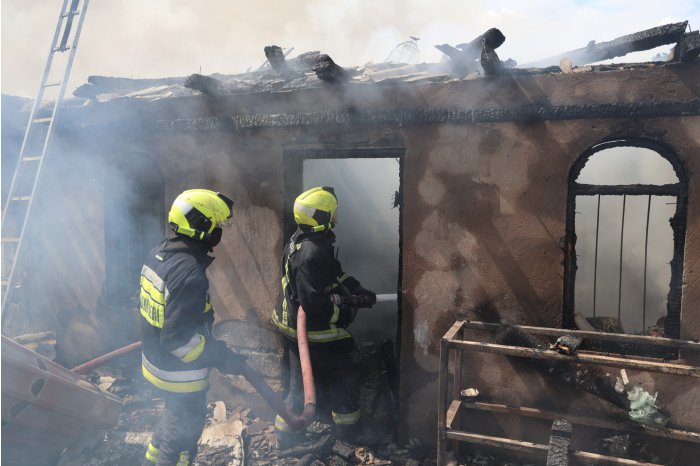 Un incendiu a distrus două vile în orașul Codru