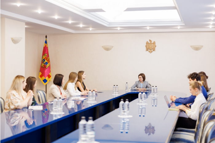 Șefa statului s-a întâlnit cu stagiarii care muncesc cot la cot cu funcționarii  din cadrul instituției prezidențiale