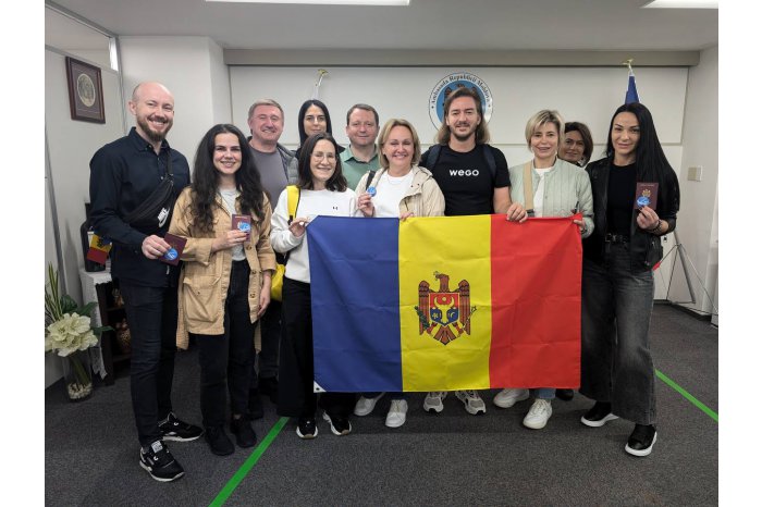 First votes at presidential elections given 8,500 km far from Moldova: first 11 Moldovan tourists vote in Japan 