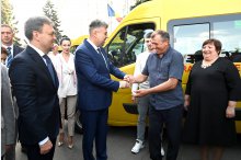 Ceremonia de predare-primire a microbuzelor noi pentru elevii moldoveni, achiziționate de Ministerul Educației și Cercetării cu sprijinul oferit de România '